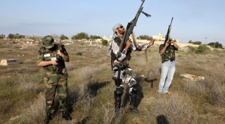 Des combattants libyens à Tripoli le 3 décembre 2011. REUTERS/Ismail Zetouni 