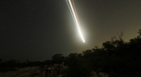 Une étoile filante traverse le ciel de Cancun le 13 août 2010. Reuters/Gerardo Garcia 