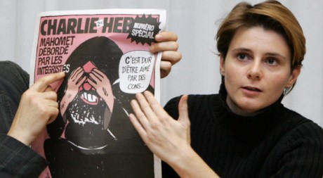 Journaliste à Charlie Hebdo, Caroline Fourest présente la couverture, Paris, 6 février 2007. AFP/Jack Guez