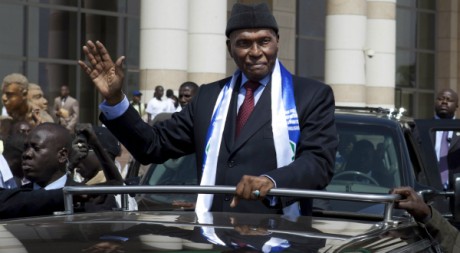 Abdoulaye Wade salue ses partisans, le 31 janvier 2012, à Dakar. REUTERS/Stringer .