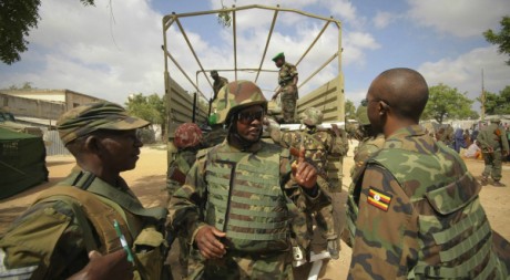Des soldats ougandais de l'Amison dans le district de Mogadiscio, en Somalie, le 6 février 2012. REUTERS/Handout .