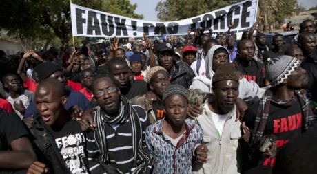 Une manifestation contre Abdoulaye Wade dans les rues de Dakar, le 27 janvier 2012. REUTERS/Stringer