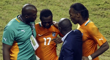 Siaka Tiené est consolé par Drogba et des membres du staff après la défaite en finale de la CAN. REUTERS/Amr Dalsh.