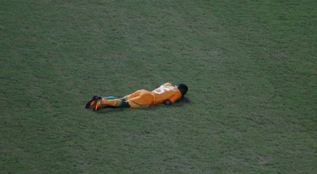 Le joueur Max Gradel, effondré après la finale de la CAN. REUTERS/Amr Dalsh.