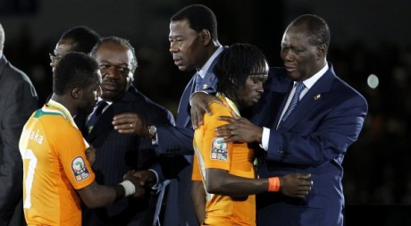 Les présidents du Gabon, du Bénin et de la Côte d'ivoire consolent les éléphants après leur défaite face à la Zambie. REUTERS/T