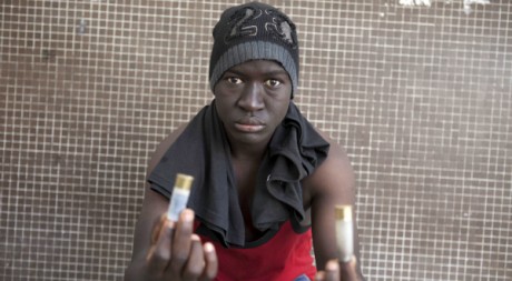 Un manifestant montre les cartouches d'armes à feu utilisées par la police à Dakar le 19 février 2012. Reuters/Joe Penney
