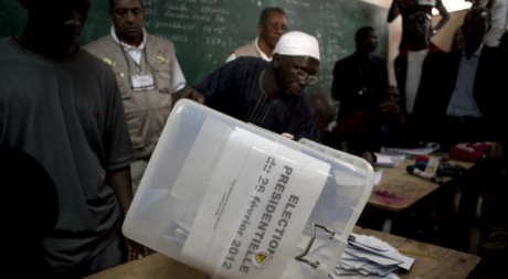 Un bureau de vote à Dakar. REUTERS/Stringer.