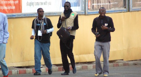 Des blogueurs sénégalais dans une rue de Dakar. AFP