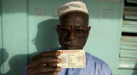 Un Sénégalais montre sa carte d'électeur, le 26 février 2012, à Dakar. REUTERS/Joe Penney