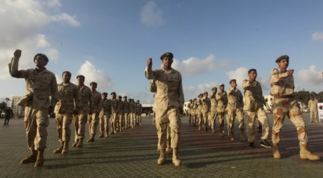 Des soldats de l'armée nationale de la Cyrénaïque lors d'une parade militaire, à Benghazi, le 3 mars 2012.REUTERS/Esam Al-Fetori