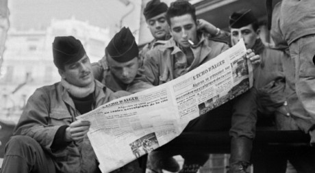 Des soldats favorables à l'Algérie française le 1er février 1960. AFP/JEAN-CLAUDE COMBRISSON