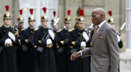Le président Abdoulaye Wade arrive au Palais de l'Elysée, 7 mars 2008, Paris. REUTERS/Jacky Naegelen.