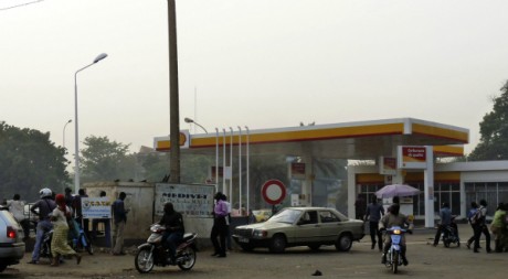Des populations de Bamako devant une station-service à Bamako le 23 mars. © Stringer/Reuters 