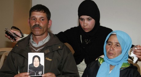 La famille d'Amina El Filali lors d'une conférence de presse, Rabat, mars 2012. © Stringer/Reuters