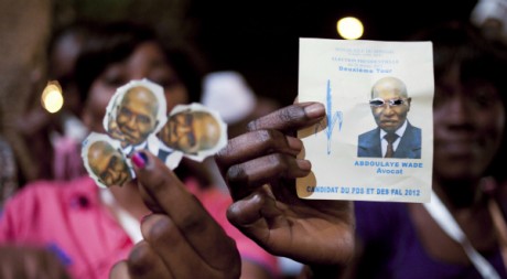 Les partisans de Macky Sall fêtent sa victoire à Dakar, le 25 mars 2012. REUTERS/Stringer