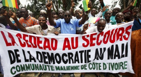 Des Maliens manifestent à Bamako, le 27 mars 2012. REUTERS/ Thierry Gouegnon
