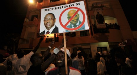 Un partisan de Macky Sall célébrant la victoire de son candidat, à Dakar, au soir du 25 mars 2012 AFP PHOTO / ISSOUF SANOGO 