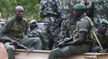 Militaires mutins à Bamako le 28 mars 2012.   Reuters Staff / Reuters