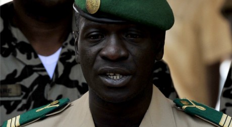 Le capitaine Amadou Sanogo, déclarant la restauration prochaine des institutions, 1er avril 2012, AFP PHOTO/Issouf Sanogo