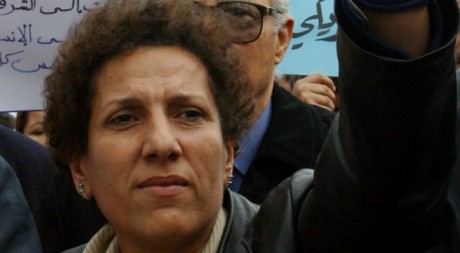 Radhia Nasraoui, lors d'une manifestation, Tunis, avril 2004. © REUTERS/Mohamed Hammi