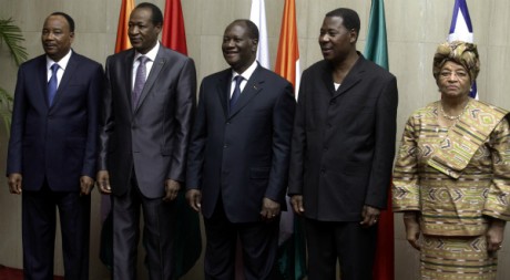 Alassane Ouattara entouré de ses pairs ouest-africains, mars 2012. ©REUTERS/Thierry Gouegnon 