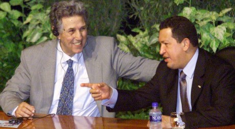 Ben Bella et le président Hugo Chavez le 13 novembre 2001. REUTERS/Kimberly White