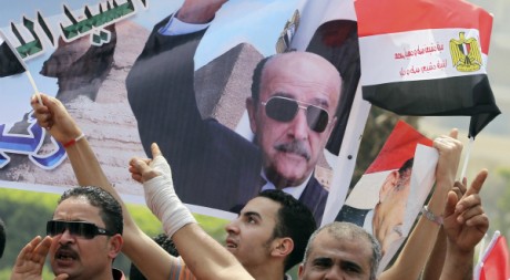 Des supporteurs de Omar Souleiman arborent son portrait. REUTERS/Mohamed Abd El Ghany
