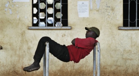 Un Malien se repose devant le stade de Bamako, après l'annonce de la prise du Nord-Mali par les Touaregs, mars 2012. © REUTERS