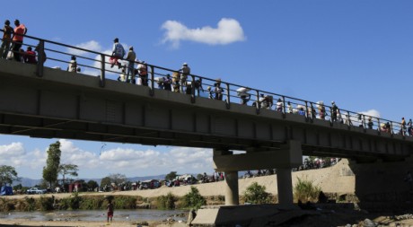 Des Ha¨tiens sur un pont à la frontière avec la République dominicaine, mars 2012. © Stringer/Reuters