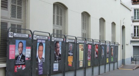 Affiches de campagne dans un bureau de vote du XVIIIe arrondissement de Paris, avril 2012. © Raoul Mbog, tous droits réservés.