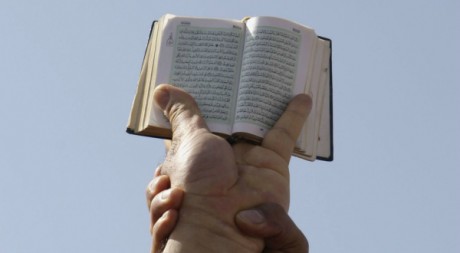 Des salafistes brandissant le Coran lors d'une manifestation en Tunisie, mars 2012. © REUTERS/Zoubeir Souissi