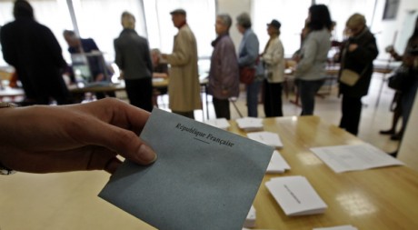 Un bureau de vote de Nice, le 22 avril 2012. ©  REUTERS/Eric Gaillard