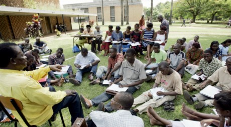 Des étudiants assistent à un cour de latin en plein air, Campus de l'université de Cocody, Abidjan, Mai 2005 AFP/Issouf Sanogo