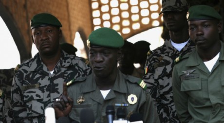 Amadou Sanogo, chef de l'ex-junte, lors d'une conférence de presse, camp militaire de Kati, 3 avril 2012 REUTERS/Luc Gnago
