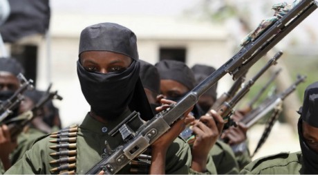 Nouvelles recrues des Shebabs en Somalie lors d'une parade, camp militaire d'Afgoye, 17 février 2011 REUTERS/Feisal Omar