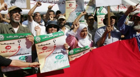 Des centaines de Marocains manifestent contre la hausse des prix le 30 septembre 2007.  AFP/ABDELHAK SENNA 