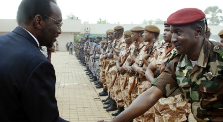 Le futur président par intérim Traore passe en revue les troupes maliennes, Bamako, 12 avril 2012. Stringer/Reuters