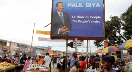 Affiche de campagne du président Paul Biya lors de la présidentielle d'octobre 2011. © REUTERS/Akintunde Akinleye