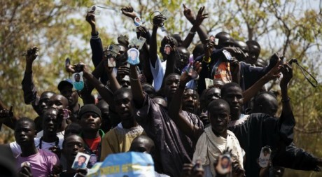 Des partisans du marabout Cheikh Béthio Thioune à Dakar le 25 mars 2012. REUTERS/Finbarr O'Reilly