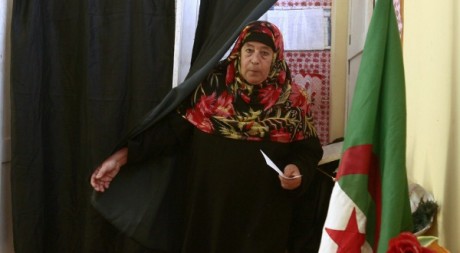 Une Algérienne sort de l'isoloir lors de l'élection présidentielle le 19 avril 2009. Reuters/Zohra Bensemra