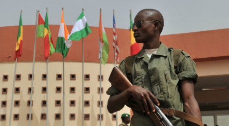 Un soldat malien en faction à l'aéroport de Bamako, 29 mars 2012, AFP PHOTO/ Issouf Sanogo