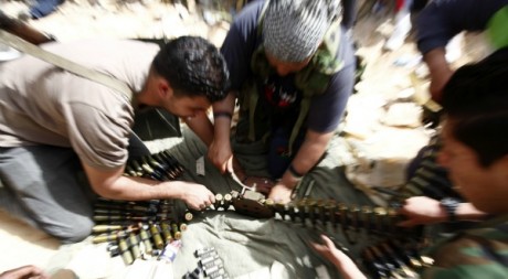 Des combattants préparent des munitions lors des combats près de Zuwara le 4 avril 2012. Reuters/Anis Mili