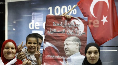 Des Tunisiens accueillent le président turc Erdogan à son arrivée à l'aéroport, le 14 septembre 2011. REUTERS/Zoubeir Souissi