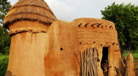 Maison en terre cuite au Togo le 20 août 2006
