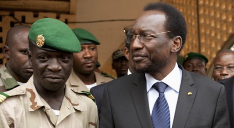 Le président Dioncounda Traoré et le chef de la junte Amadou Sanogo, camp militaire de Kati, 9 avril 2012, REUTERS/Joe Penney  