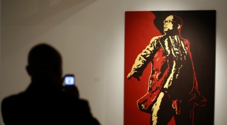 Un visiteur de l'exposition de Brett Murray à Johannesburg photographie le portrait de Jacob Zuma. ZSIPHIWE SIBEKO/Reuters.
