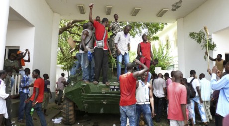 Des manifestants occupent le palais présientiel de Bamoko, le 21 mai 2012. REUTERS/Stringer .