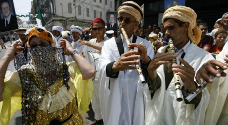 Musique et danses folkloriques pour la venue à Oran d'Abdelaziz Bouteflika, le 30 juillet 2007. Zohra Bensemra / Reuters