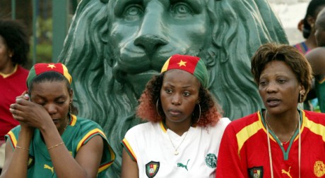 Des supportrices de l'équipe de football du Cameroun au stade Gerland, à Lyon REUTERS/Robert Pratta