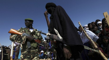 Un soldat nigérien et un Touareg noir durant le festival de la cure Salée d'Ingal, 18 septembre 2011, REUTERS/Luc Gnago